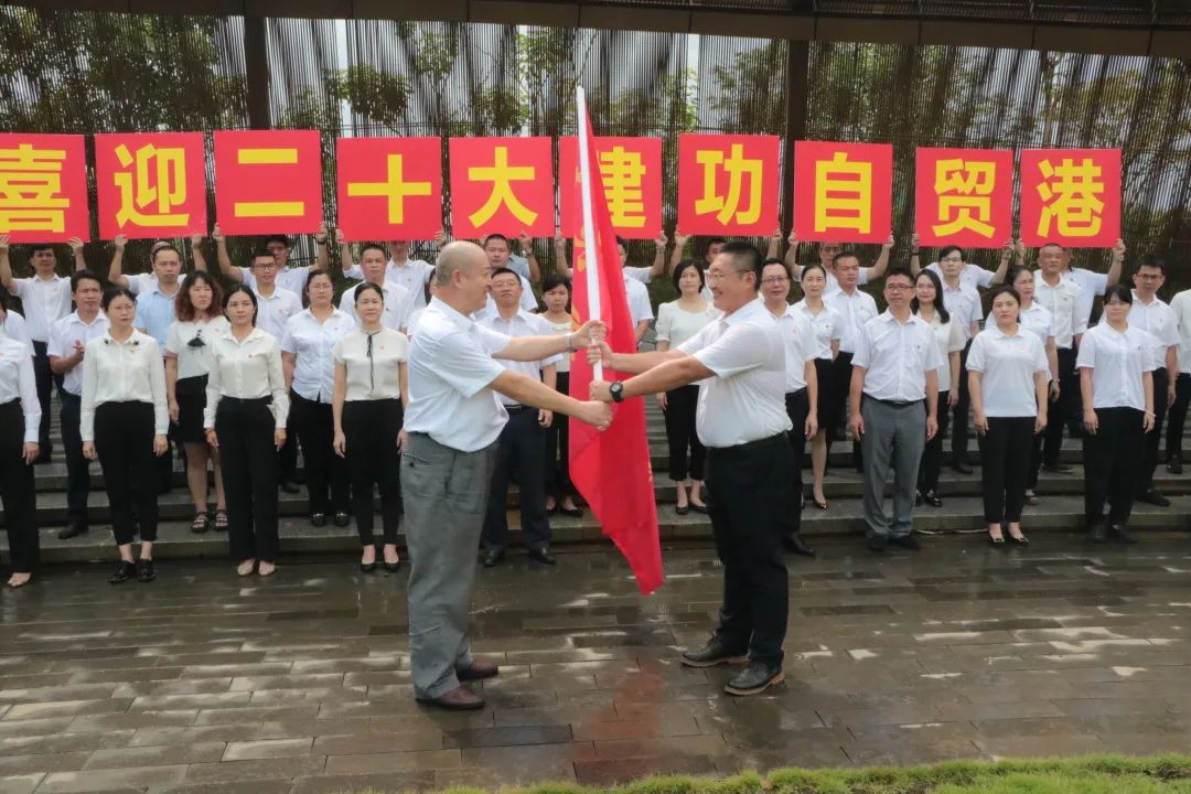 喜迎二十大 _ 海口城建集团党委举行重点项目百日攻坚授旗仪式暨誓师大会(图26).jpg